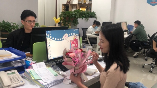 鲜花送佳人，蛋糕暖人心 ——向日葵成人网站2022年庆祝“三八”妇女节活动